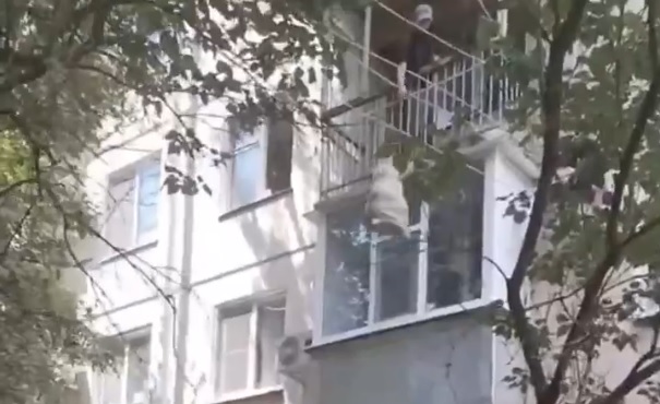 В Краснодаре строители выбрасывали мусор из окна на третьем этаже
