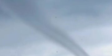 Над Сочи завертелись смерчи, курорт накрывает мощный шторм