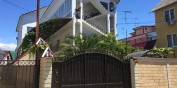 Суд обязал снести незаконную гостиницу в Адлерском районе Сочи