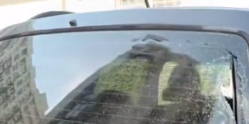 В Анапе неизвестные кидали камни и куски плитки по машинам