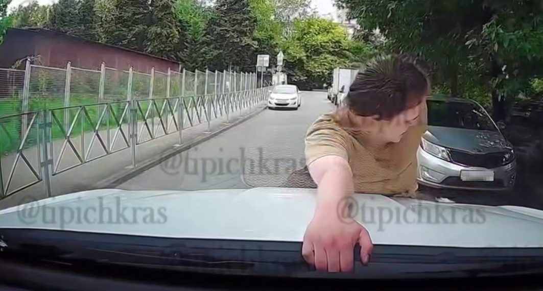 В Сочи женщина запрыгнула на капот едущего авто и залезла в салон