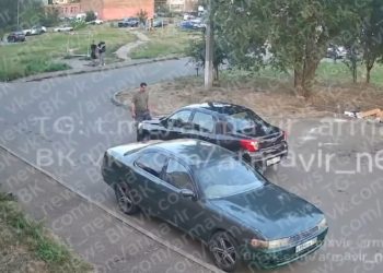 В Армавире двое неадекватных мужчин избили таксиста