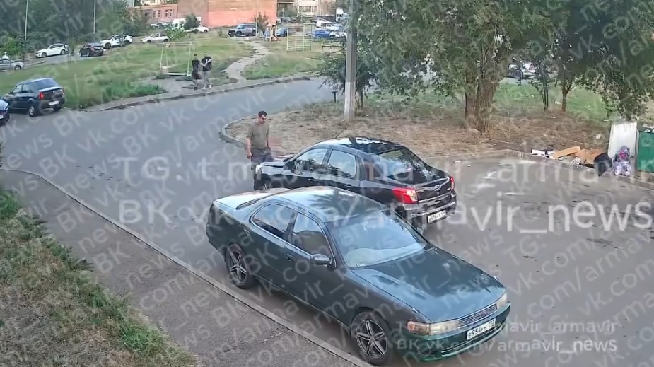 В Армавире двое неадекватных мужчин избили таксиста