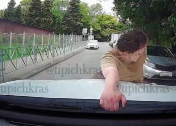 В Сочи женщина запрыгнула на капот едущего авто и залезла в салон