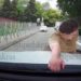 В Сочи женщина запрыгнула на капот едущего авто и залезла в салон