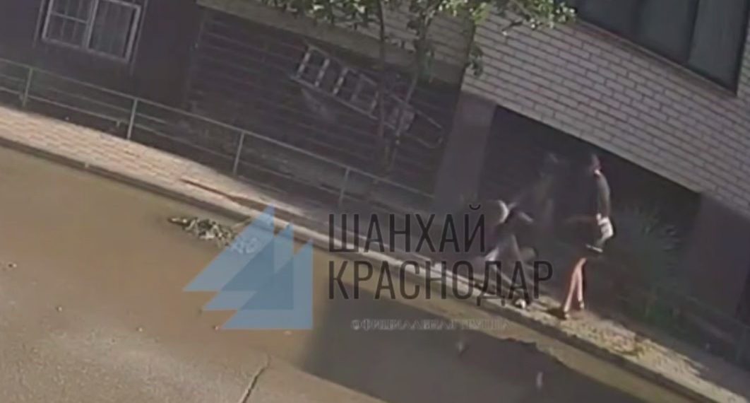 В Краснодаре неадекватный мужчина напал на женщину