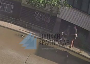 В Краснодаре неадекватный мужчина напал на женщину