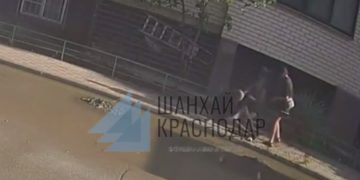 В Краснодаре неадекватный мужчина напал на женщину