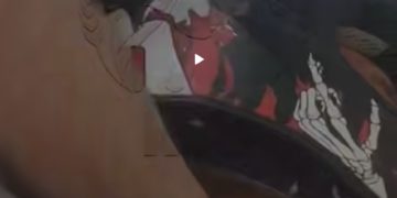 В магазине в Сочи охранник пытался сорвать мотошлем с покупателя