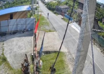 В Сочи неизвестные сорвали и бросили на землю военные флаги