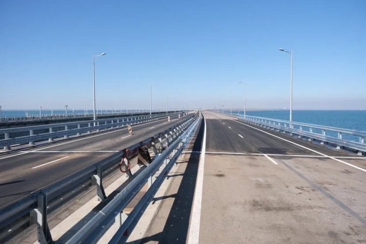 В очереди перед Крымским мостом на въезде на Кубань стоят 720 автомобилей