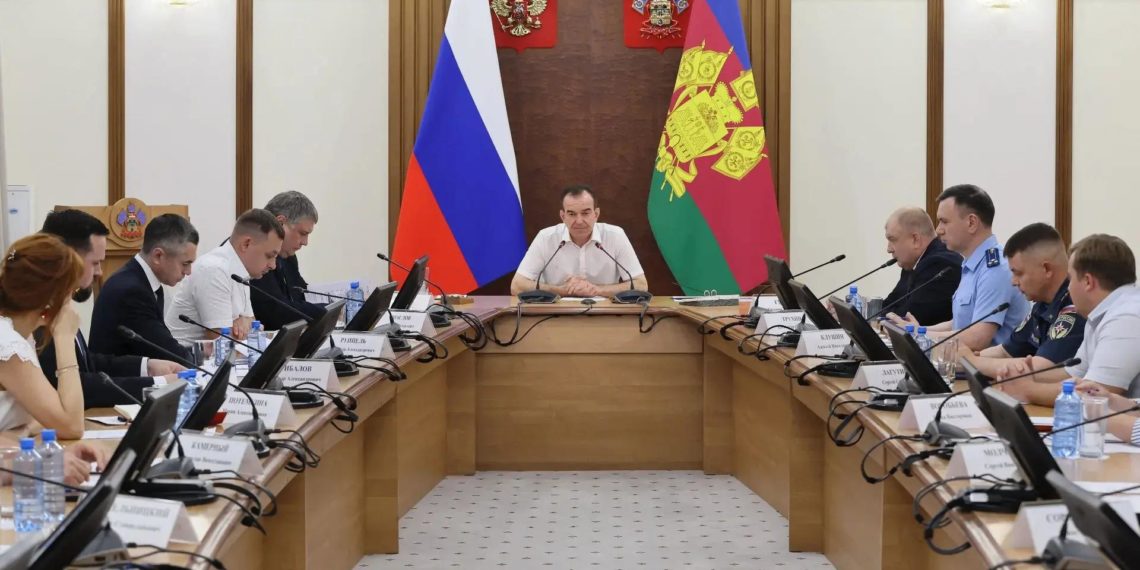 В Новороссийске в результате атаки БПЛА повреждены дороги и водопровод