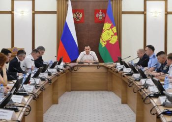 В Новороссийске в результате атаки БПЛА повреждены дороги и водопровод
