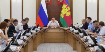 В Новороссийске в результате атаки БПЛА повреждены дороги и водопровод