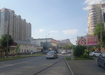 В Краснодаре мужчина с пистолетом и бритвой напал на пенсионерку и ее семью