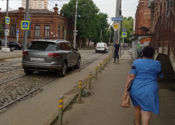 Полиция проводит проверку по факту нападения на женщину и ее семью в Краснодаре