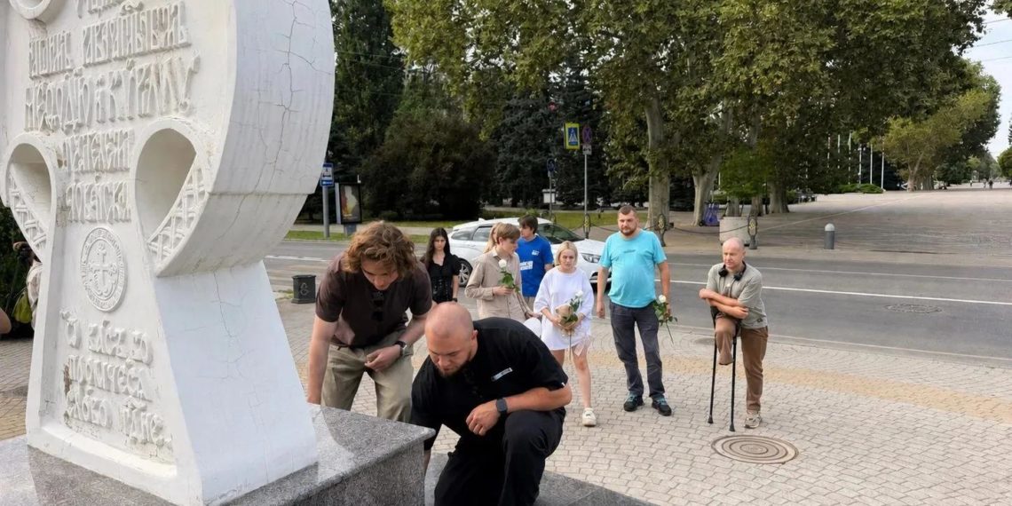 В Краснодаре и Архипо-Осиповке несут цветы и игрушки в память о жертвах БПЛА