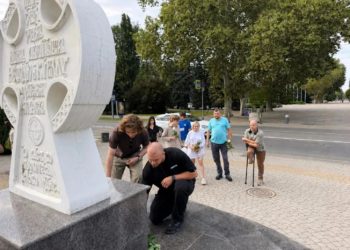 В Краснодаре и Архипо-Осиповке несут цветы и игрушки в память о жертвах БПЛА