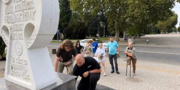 В Краснодаре и Архипо-Осиповке несут цветы и игрушки в память о жертвах БПЛА