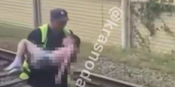 На железнодорожных путях в Сочи нашли ребенка без одежды