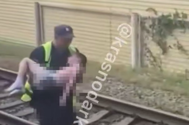 На железнодорожных путях в Сочи нашли ребенка без одежды