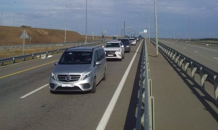 В очереди перед Крымским мостом на въезде на Кубань стоят 500 автомобилей