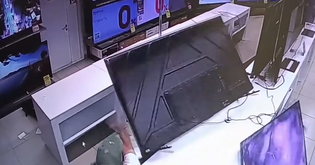 В Краснодаре мужчина повредил 15 телевизоров в гипермаркете