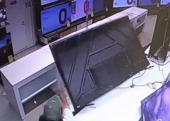 В Краснодаре мужчина повредил 15 телевизоров в гипермаркете