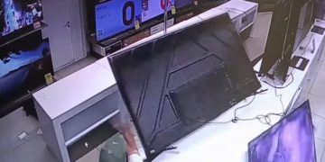 В Краснодаре мужчина повредил 15 телевизоров в гипермаркете