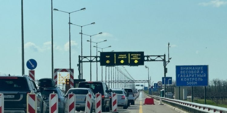 В очереди перед Крымским на въезде на Кубань стоят 300 автомобилей