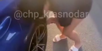 В Краснодаре женщина проколола колесо чужой машины
