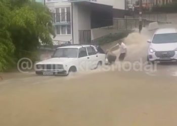 В Сочи поток воды затянул женщину под машину