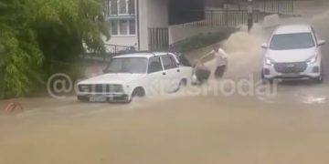 В Сочи поток воды затянул женщину под машину