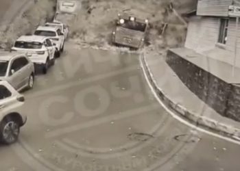 В Сочи дерево упало на автобус