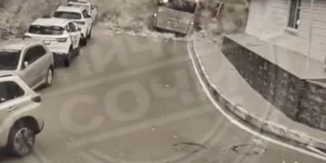 В Сочи дерево упало на автобус