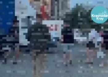В Анапе мужчина напал на женщину и бился головой об автомобили