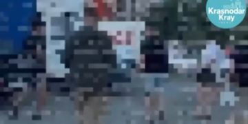В Анапе мужчина напал на женщину и бился головой об автомобили