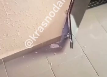 В Краснодаре двое неизвестных разломали шахты лифтов