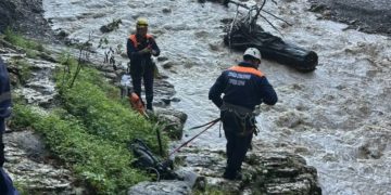 Спасатели эвакуировали двух мужчин из каньона «Чертовы ворота» в Сочи