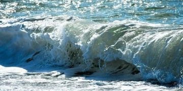 В Сочи ожидаются метровые волны на море 1 сентября