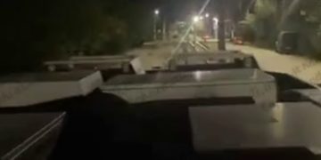 В Краснодаре подростки катались на крыше трамвая