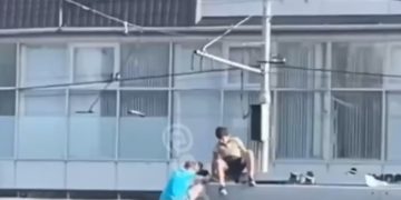 В Краснодаре подростки катались на крыше трамвая