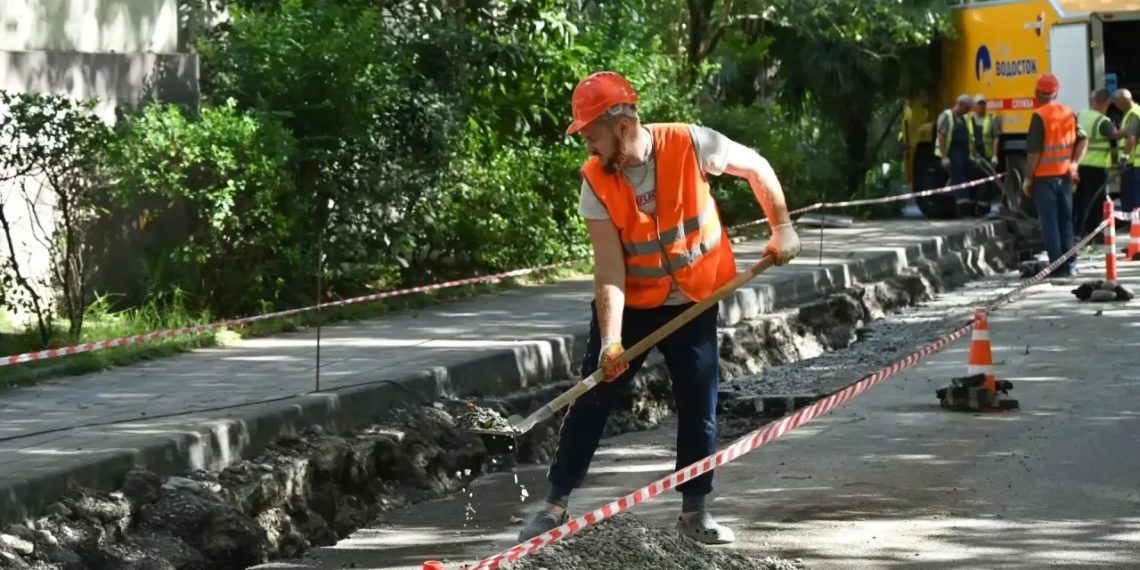 В Сочи заменяют аварийный участок коллектора на улице Ялтинской