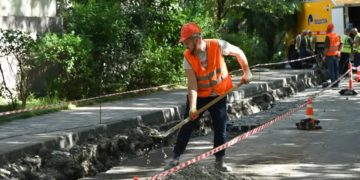 В Сочи заменяют аварийный участок коллектора на улице Ялтинской