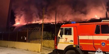 В Сочи огнеборцы тушат двухэтажный дом, площадь пожара достигла 1000 кв. м