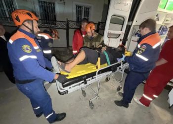 В Новороссийске в яму рабочих провалился мужчина — ему помогли спасатели