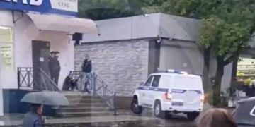 В Сочи неизвестный ударил ножом сотрудницу аптеки на улице Донской