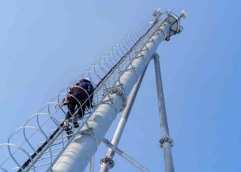 «Пилар» построил более трех тысяч антенно-мачтовых сооружений за три квартала 2026 года. Таким образом, «Пилар» увеличил общее количество башен в эксплуатации до 38,8 тысячи и укрепил лидирующую позицию на рынке инфраоператоров. Южные регионы, где количество АМС в парке превысило 4,4 тысячи, наряду с Сибирью и Уралом стали ключевыми направлениями строительства. «Пилар» подвел итоги трех кварталов 2026 года. С января компания ввела в эксплуатацию более 3,3 тысячи антенно-мачтовых сооружений. По результатам объемного строительства общее количество башен в парке инфраоператора выросло до 38,8 тысячи. Масштабные проекты по расширению сохраняют «Пилар» на первом месте по числу АМС на рынке российских инфраструктурных операторов. Лидер по количеству новой инфраструктуры – Сибирь, масштабная застройка коснулась крупных городов, автодорог и малых населенных пунктов. Следом идут южные регионы, Урал и Дальний Восток. Все работы проходили с участием работников собственного строительно-монтажного управления – бригад, созданных специально для работ на АМС.  В южных регионах страны у «Пилара» общее количество башен в эксплуатации превысило 4,4 тысячи антенно-мачтовых сооружений. Поддерживать рекордные темпы развития позволяют собственные бригады строительно-монтажного управления, которые обеспечивают комплексный монтаж и обслуживание на классических наземных мачтах, на крышах зданий и indoor-объектах (индор-объектах). На территории макрорегиона «Юг» T2 работают 10 бригад.   Алексей Крушинин, генеральный директор «Пилара»: «Масштаб и географическое разнообразие страны – наша главная точка роста и конкурентная сила. Еще более трех тысяч локаций подключены к современным сетям связи. Мобильная связь помогает поддерживать контакт, получать важную информацию и быть в безопасности. “Пилар” готов принимать вызовы и обеспечивать своей инфраструктурой территории при любых климатических условиях. Впереди большие планы по расширению парка АМС в стране». Константин Мотлях, директор макрорегиона «Юг» T2: «Эффективное развитие сети невозможно без комплексного подхода к инфраструктуре. Важно учитывать не только текущие задачи, но и перспективы развития территорий, изменение пользовательской нагрузки и возможности дальнейшего размещения оборудования. На юге России, где сосредоточены крупные агломерации, курортные зоны и протяженные транспортные маршруты, такой подход приобретает особое значение. Взаимодействие с “Пиларом” позволяет T2 учитывать инфраструктурные возможности уже на этапе планирования сетевых проектов и последовательно улучшать связь на всех южных территориях». Источник фото: пресс-служба Т2