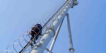 «Пилар» построил более трех тысяч антенно-мачтовых сооружений за три квартала 2026 года. Таким образом, «Пилар» увеличил общее количество башен в эксплуатации до 38,8 тысячи и укрепил лидирующую позицию на рынке инфраоператоров. Южные регионы, где количество АМС в парке превысило 4,4 тысячи, наряду с Сибирью и Уралом стали ключевыми направлениями строительства. «Пилар» подвел итоги трех кварталов 2026 года. С января компания ввела в эксплуатацию более 3,3 тысячи антенно-мачтовых сооружений. По результатам объемного строительства общее количество башен в парке инфраоператора выросло до 38,8 тысячи. Масштабные проекты по расширению сохраняют «Пилар» на первом месте по числу АМС на рынке российских инфраструктурных операторов. Лидер по количеству новой инфраструктуры – Сибирь, масштабная застройка коснулась крупных городов, автодорог и малых населенных пунктов. Следом идут южные регионы, Урал и Дальний Восток. Все работы проходили с участием работников собственного строительно-монтажного управления – бригад, созданных специально для работ на АМС.  В южных регионах страны у «Пилара» общее количество башен в эксплуатации превысило 4,4 тысячи антенно-мачтовых сооружений. Поддерживать рекордные темпы развития позволяют собственные бригады строительно-монтажного управления, которые обеспечивают комплексный монтаж и обслуживание на классических наземных мачтах, на крышах зданий и indoor-объектах (индор-объектах). На территории макрорегиона «Юг» T2 работают 10 бригад.   Алексей Крушинин, генеральный директор «Пилара»: «Масштаб и географическое разнообразие страны – наша главная точка роста и конкурентная сила. Еще более трех тысяч локаций подключены к современным сетям связи. Мобильная связь помогает поддерживать контакт, получать важную информацию и быть в безопасности. “Пилар” готов принимать вызовы и обеспечивать своей инфраструктурой территории при любых климатических условиях. Впереди большие планы по расширению парка АМС в стране». Константин Мотлях, директор макрорегиона «Юг» T2: «Эффективное развитие сети невозможно без комплексного подхода к инфраструктуре. Важно учитывать не только текущие задачи, но и перспективы развития территорий, изменение пользовательской нагрузки и возможности дальнейшего размещения оборудования. На юге России, где сосредоточены крупные агломерации, курортные зоны и протяженные транспортные маршруты, такой подход приобретает особое значение. Взаимодействие с “Пиларом” позволяет T2 учитывать инфраструктурные возможности уже на этапе планирования сетевых проектов и последовательно улучшать связь на всех южных территориях». Источник фото: пресс-служба Т2
