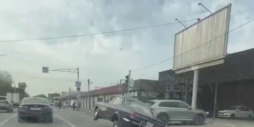 В Краснодаре заметили передвигавшуюся на трех колесах «Волгу»